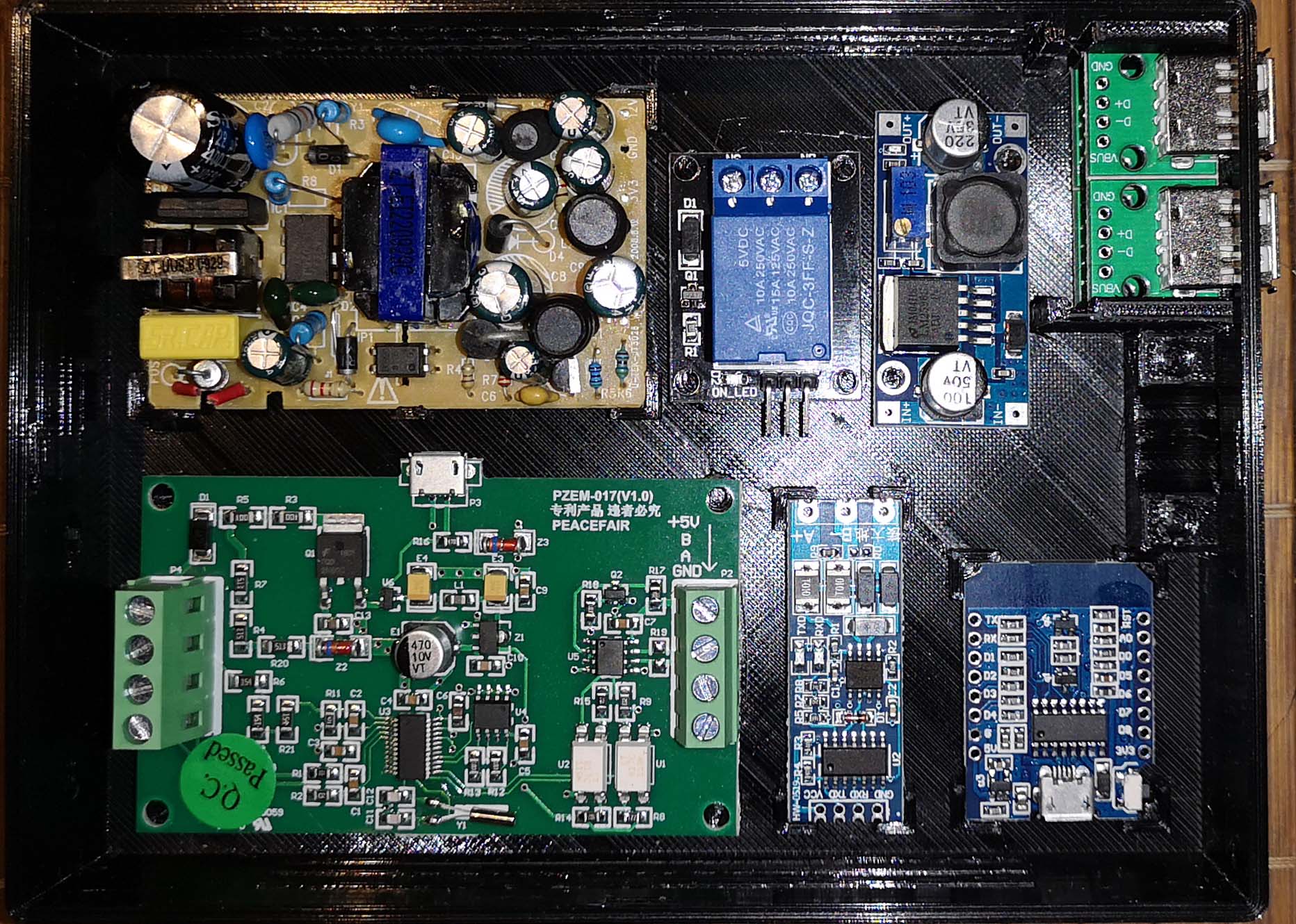 Die Ansicht des LIFPEO4 PZEM-017 Wemos Controllers ohne Kabel